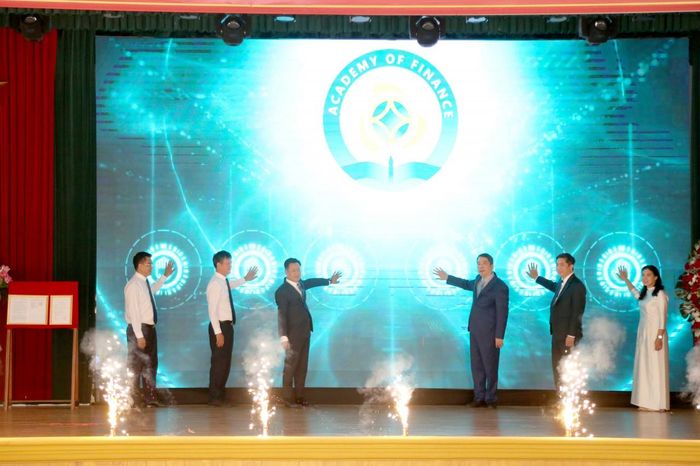 Các đại biểu thực hiện nghi lễ ra mắt Phân hiệu.