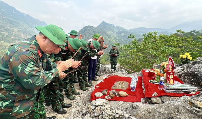 Lực lượng tìm kiếm thực hiện nghi thức trước khi đưa hài cốt về nhà tưởng niệm bảo quản