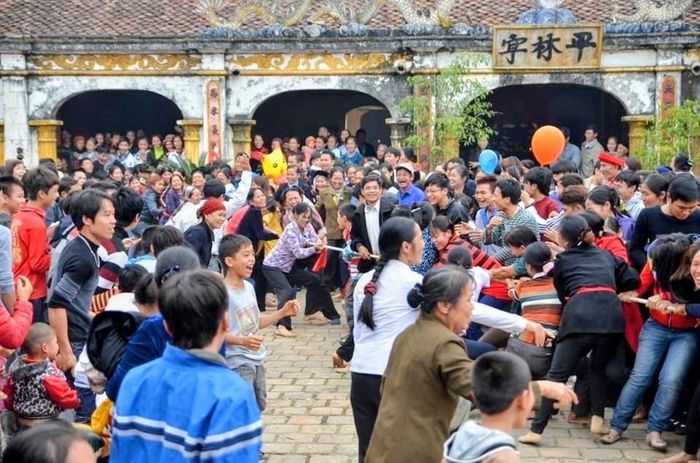 Trò chơi kéo co trong lễ hội truyền thống tại đình làng Đoài, thu hút đông đảo người dân và du khách tham gia
