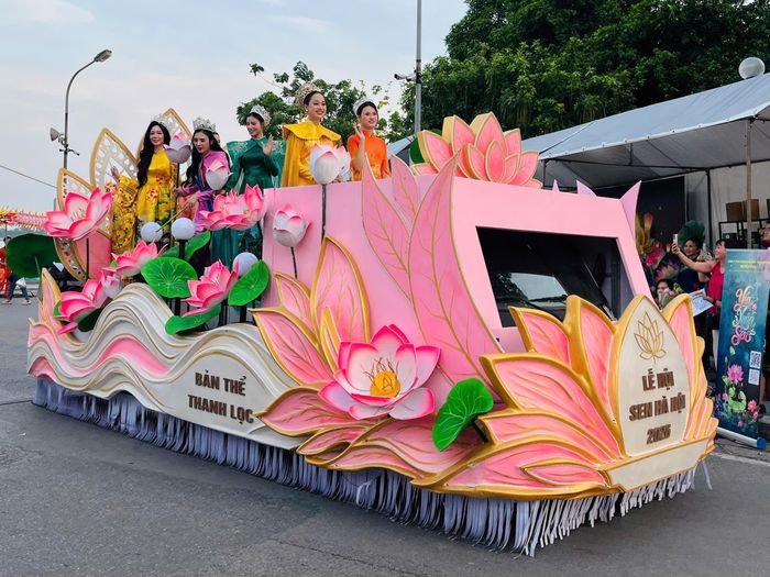 Các hoa hậu trình diễn áo dài tại chương trình.