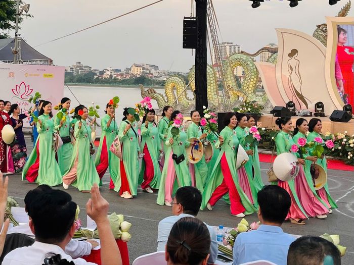 Sắc màu áo dài hòa quyện cùng vẻ đẹp của hoa sen của hội viên Hội Liên hiệp Phụ nữ phường Xuân Đỉnh