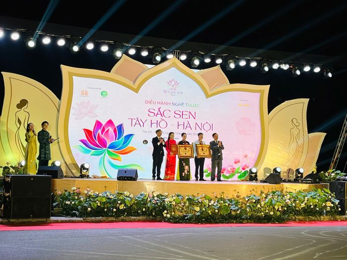Đại diện Tổ chức Kỷ lục Việt Nam trao chứng nhận Kỷ lục Việt Nam cho Câu lạc bộ Áo dài Việt Nam TP Hà Nội và UBND phường Tây Hồ, TP Hà Nội.