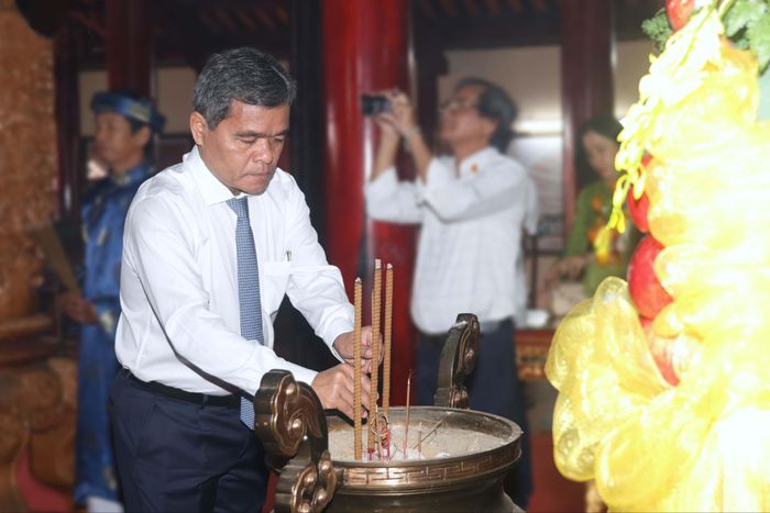 Ủy viên Trung ương Đảng, Bí thư Tỉnh ủy Quảng Ngãi Hồ Văn Niên dâng hương bày tỏ lòng thành kính đối với Trấn Quốc công Bùi Tá Hán.