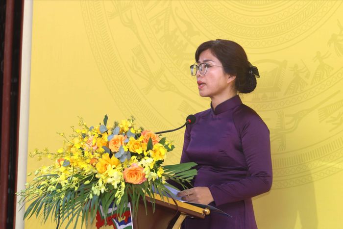 Bà Phạm Thị Trung, Giám đốc Sở Văn hóa, Thể thao và Du lịch tỉnh trình bày diễn văn kỷ niệm 530 năm Năm sinh Trấn Quốc công Bùi Tá Hán