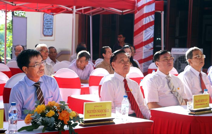 Các đại biểu của tỉnh và tộc họ Bùi tham dự lễ