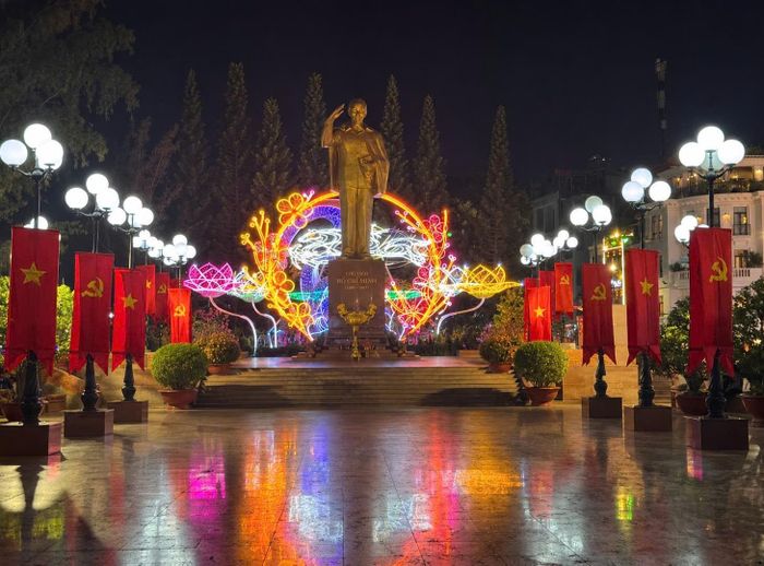 Tượng Chủ tịch Hồ Chí Minh tại Công viên Bến Ninh Kiều là điểm nhấn văn hóa, lịch sử và là nơi nhiều du khách lưu giữ những khoảnh khắc đáng nhớ khi đến Cần Thơ. Ảnh: Đông Dương.