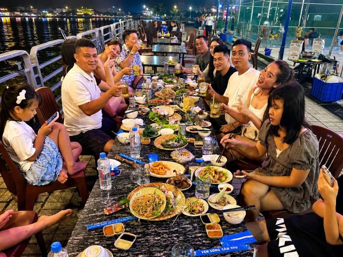 Du khách quây quần thưởng thức ẩm thực ven sông Hậu trong không gian thoáng đãng của Bến Ninh Kiều – một trải nghiệm đặc sắc góp phần tạo nên sức hấp dẫn của du lịch đêm Cần Thơ. Ảnh: Thanh Phương 