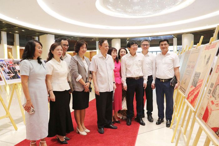 Các đại biểu tham quan Trưng bày chuyên đề về Quốc hội và báo chí Việt Nam tại Diễn đàn. Ảnh: Hồ Long