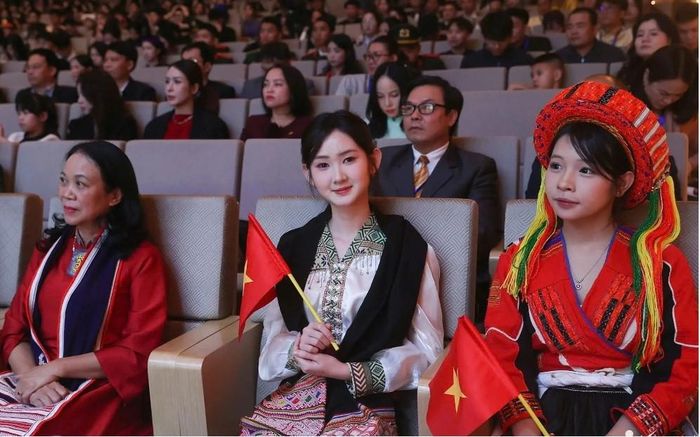 Học sinh, sinh viên dân tộc thiểu số và các đại biểu tham dự buổi lễ tuyên dương
