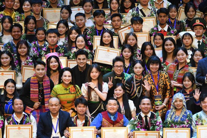 Học sinh, sinh viên, thanh niên dân tộc thiểu số xuất sắc năm 2025 được tuyên dương vào tối 27/12/2025. Ảnh: LV