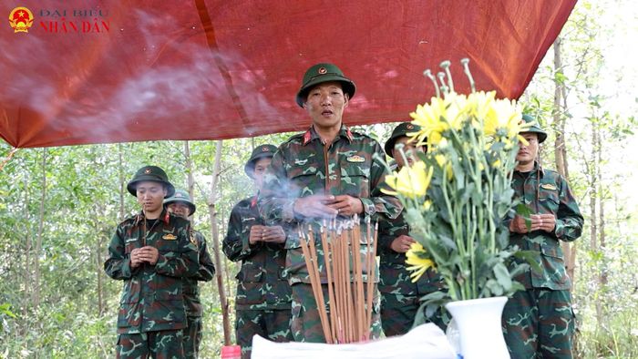 Đội trưởng Cao Xuân Cường thắp nén tâm hương giữa gió ngàn cao điểm, nghẹn ngào nối lời khấn nguyện đưa các anh về với đất mẹ sau hơn nửa thế kỷ nằm lại nơi hầm sâu.