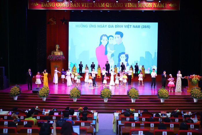 Lễ kỷ niệm 25 năm Ngày Gia đình Việt Nam khẳng định những thành tựu nổi bật của công tác gia đình, đồng thời tôn vinh các giá trị truyền thống tốt đẹp của gia đình Việt. Ảnh: Việt Hùng