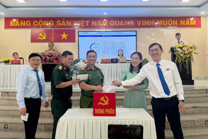 Các đại biểu bỏ phiếu thông qua các nội dung tại kỳ họp