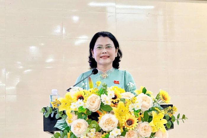 Bí thư Đảng ủy, Chủ tịch HĐND phường Nguyễn Thị Ngọc Duyên phát biểu tại kỳ họp