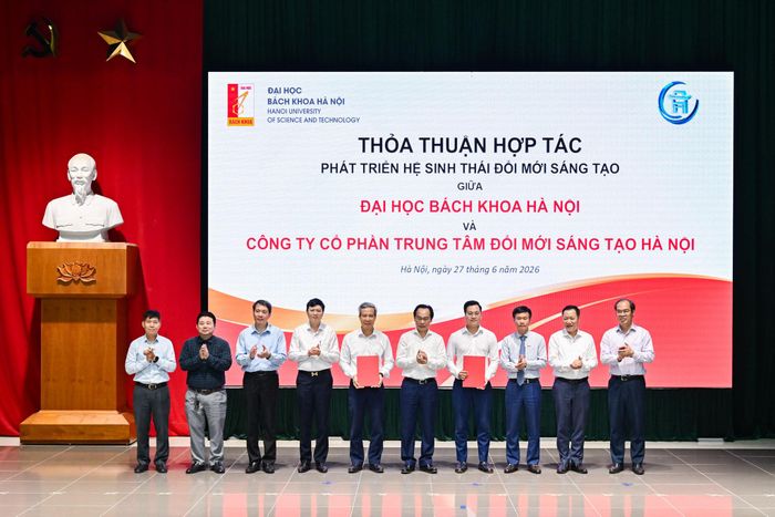 Lễ trao các biên bản ghi nhớ hợp tác giữa các cơ sở giáo dục đại học và doanh nghiệp trong lĩnh vực đào tạo, nghiên cứu khoa học, đổi mới sáng tạo và phát triển nguồn nhân lực. Ảnh: Văn Mạnh