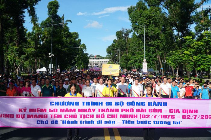Sự kiện thu hút hơn 5.000 người là cán bộ, chiến sĩ, vận động viên, đoàn viên thanh niên và đông đảo nhân dân thành phố cùng tham gia