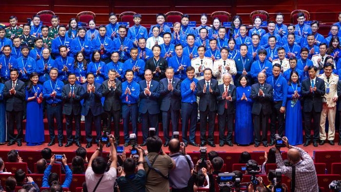 Tổng Bí thư, Chủ tịch nước Tô Lâm chúc mừng Ban chấp hành Đoàn TNCS Hồ Chí Minh lần thứ XIII, nhiệm kỳ 2026 – 2031. Ảnh: Phạm Thắng