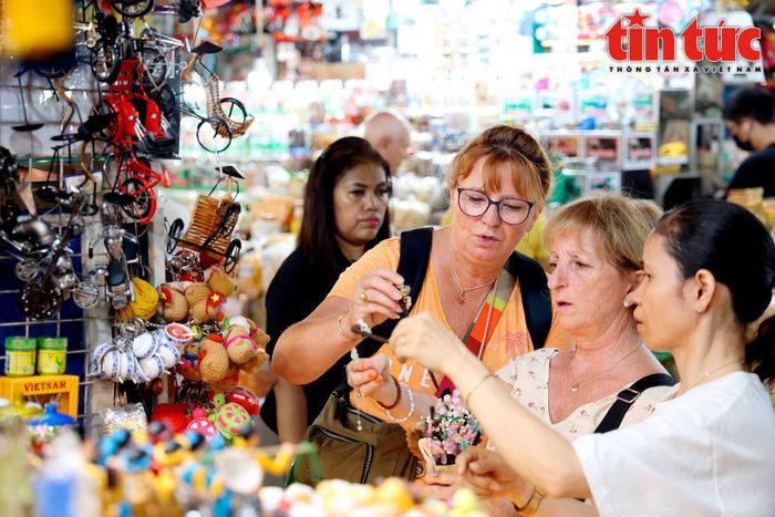 Du khách thích thú với những món quà lưu niệm tại Chợ Bến Thành