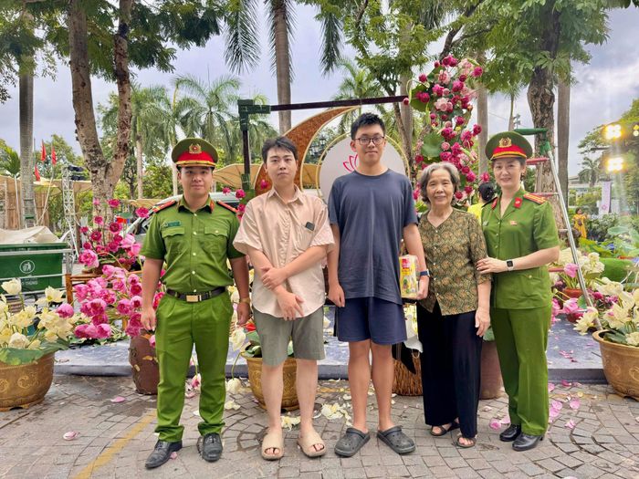 Công an phường Tây Hồ "ghi điểm" trong mắt người dân bởi phong cách làm việc "từ tâm, gần dân, hiểu dân".