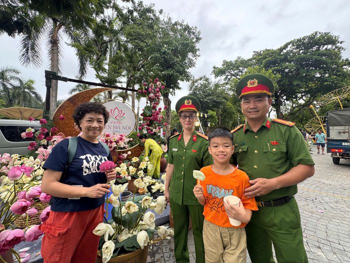 "Không phần thưởng nào lớn hơn sự tin yêu của Nhân dân," Trung tá Nguyễn Thị Huyền Linh chia sẻ.