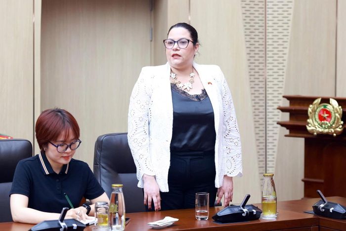 Bà Estela del Valle Quijada Suarez xúc động cảm ơn Đảng, Nhà nước, Chính phủ và Bộ Công an Việt Nam đã kịp thời cử lực lượng sang hỗ trợ Venezuela.