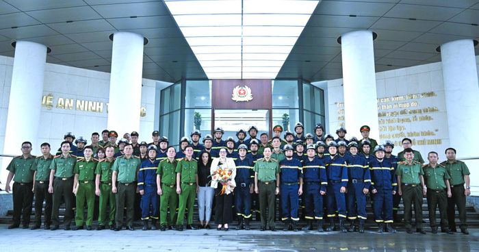 Thứ trưởng Lê Văn Tuyến và các thành viên Đoàn công tác.
