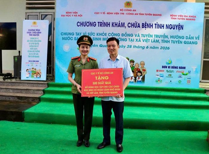 Cục Y tế, Bộ Công an tặng 500 suất quà đồ dùng học tập cho các cháu học sinh có hoàn cảnh khó khăn tại xã Việt Lâm.