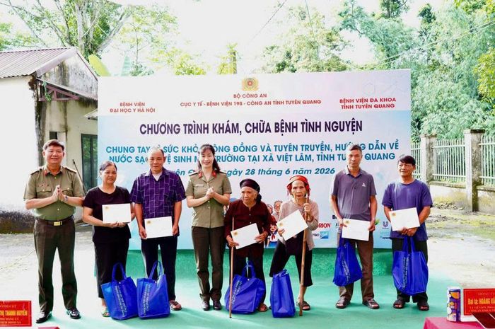 Đoàn đã trao 40 suất quà cho các hộ gia đình chính sách, hộ nghèo có hoàn cảnh khó khăn; khám, cấp phát thuốc và trao 1.200 suất quà cho Nhân dân.