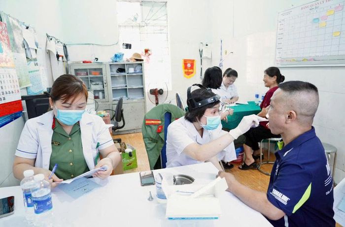 Các y, bác sĩ đã trực tiếp khám bệnh, tư vấn sức khỏe, cấp phát thuốc miễn phí 3 điểm khám tại xã Việt Lâm.