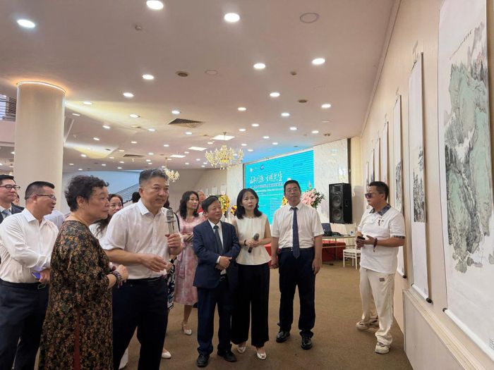 Các đại biểu tham quan triển lãm. Ảnh: BTC