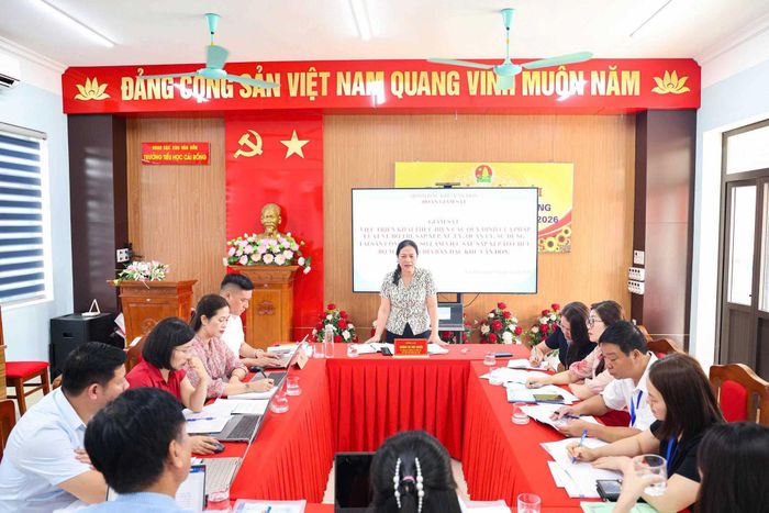Đoàn giám sát HĐND đặc khu Vân Đồn giám sát công tác quản lý, sử dụng tài sản công tại Trường Tiểu học Cái Rồng. Ảnh: Vân Đồn