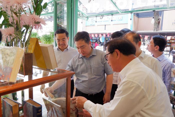 Phó Chủ nhiệm Ủy ban Văn hóa và Xã hội Đặng Xuân Phương cùng đoàn khảo sát tham quan mô hình hoạt động nhà sách tại Đường sách TP. Hồ Chí Minh