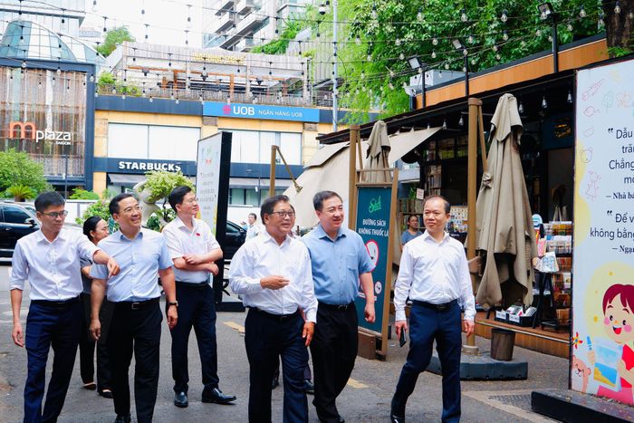 Phó Chủ nhiệm Ủy ban Văn hóa và Xã hội Đặng Xuân Phương cùng đoàn khảo sát tham quan mô hình hoạt động nhà sách tại Đường sách TP. Hồ Chí Minh