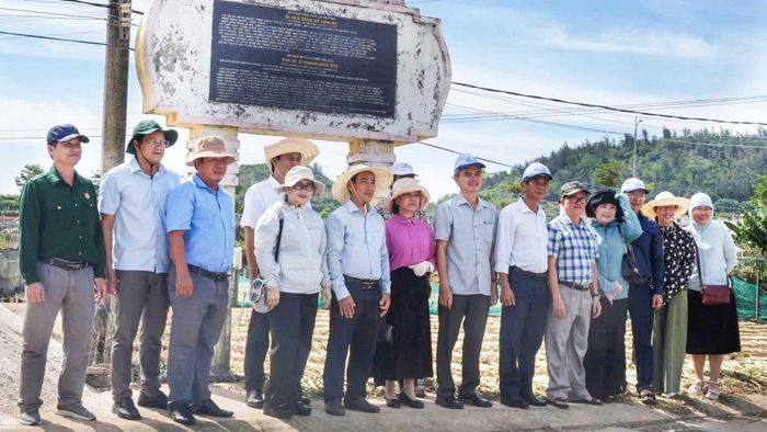 Đoàn giám sát thực tế tại một số điểm di tích lịch sử, văn hóa tiêu biểu trên địa bàn đặc khu Lý Sơn. Ảnh: Dân Nguyện
