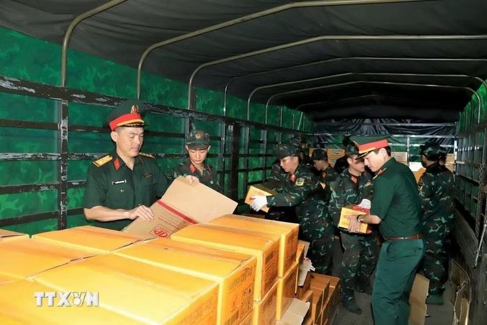 Lực lượng Hậu cần - Kỹ thuật vận chuyển hàng hóa, lương thực, thực phẩm chuẩn bị lên đường sang Venezuela. Ảnh: TTXVN