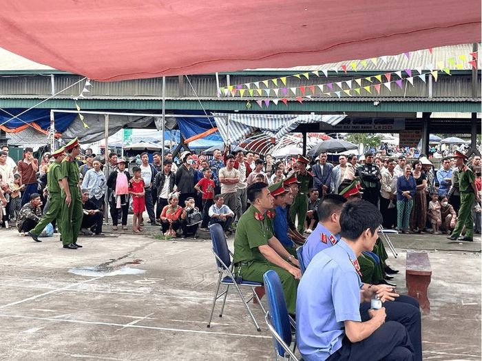 Phiên tòa thu hút đông đảo quần chúng theo dõi.