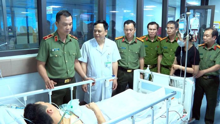 Thiếu tướng Tô Anh Dũng, Giám đốc Công an tỉnh Thanh Hóa cùng lãnh đạo Công an tỉnh thăm hỏi, động viên Trung tá Phạm Ngọc Khánh, Đội trưởng Đội Phòng ngừa, điều tra tội phạm lĩnh vực sản xuất trái phép chất ma túy Phòng Cảnh sát ĐTTP về ma túy bị đối tượng sử dụng dao tấn công, gây trọng thương trong quá trình thực hiện nhiệm vụ ngày 1/6/2026.