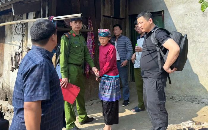 Thào Thị Váng bị lực lượng Công an xã bắt giữ.