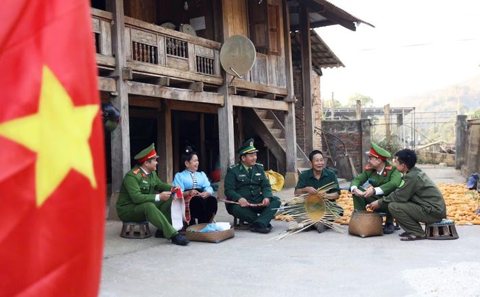 Cán bộ chiến sĩ Công an, Bộ đội Biên phòng tỉnh Sơn La tuyên truyền cho người dân khu vực biên giới chấp hành tốt chủ trương, chính sách của Đảng và Nhà nước.