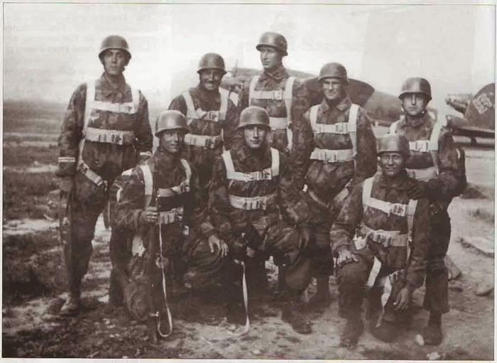 Nhóm lính dù Waffen-SS trực tiếp tham gia Chiến dịch OLJ. (Nguồn: Espionagehistoryarchive.com)