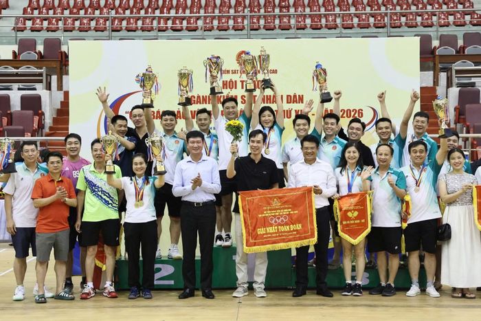 Đồng chí Nguyễn Huy Tiến, Ủy viên Ban Chấp hành Trung ương Đảng, Bí thư Đảng ủy, Viện trưởng VKSND tối cao và đồng chí Trần Huy Tuấn, Ủy viên Ban Chấp hành Trung ương Đảng, Bí thư Tỉnh ủy Ninh Bình trao Giải Nhất, Nhì, Ba đơn nam Nhóm 5, bộ môn Cầu lông.