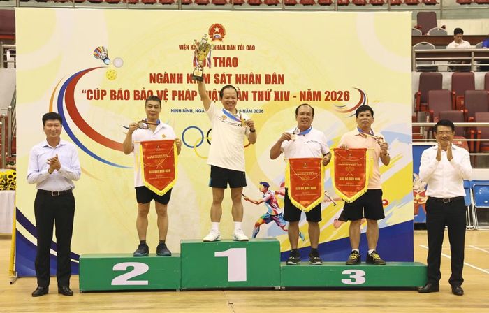 Đồng chí Nguyễn Quang Dũng, Ủy viên Ban Thường vụ Đảng ủy, Phó Viện trưởng VKSND tối cao, Chủ tịch Hội đồng Văn hóa - Thể thao ngành Kiểm sát nhân dân và đồng chí Nguyễn Văn Viện, Viện trưởng VKSND tỉnh Ninh Bình, Phó trưởng Ban tổ chức Hội thao trao Giải Ba toàn đoàn cho Đoàn Vận động viên VKSND tỉnh Sơn La.