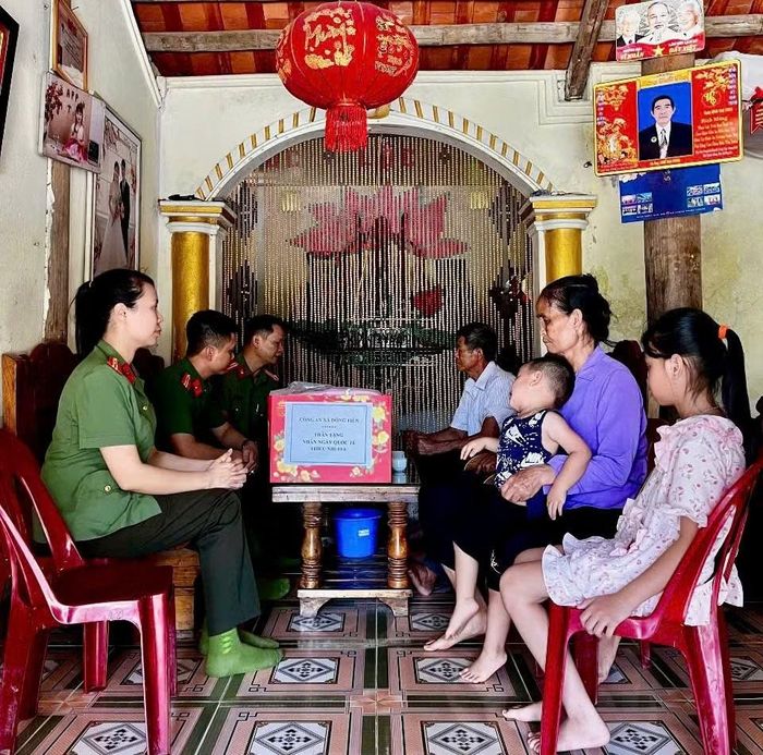 Song hành với nhiệm vụ bảo đảm an ninh, lực lượng an ninh Công an xã còn tích cực tham gia các hoạt động an sinh xã hội.