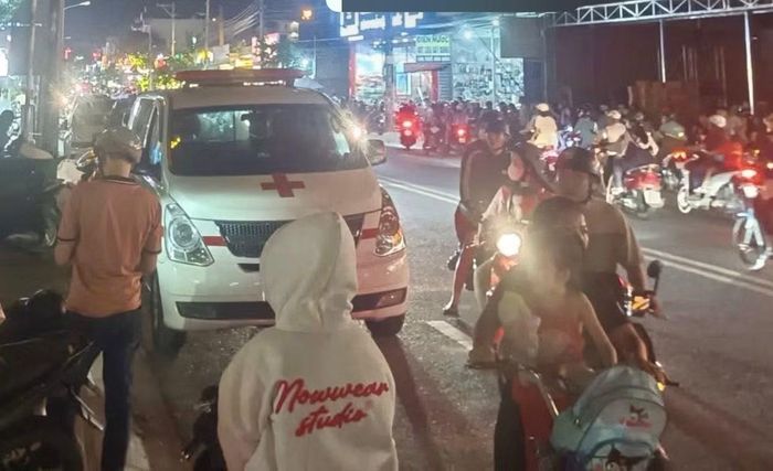 Xe cứu thương di chuyển nạn nhân ra khỏi hiện trường.