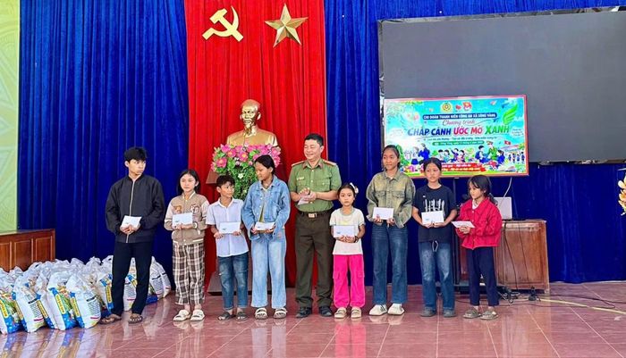 Công an xã Sông Vàng phối hợp nhà hảo tâm trao quà tặng học sinh nghèo hiếu học trên địa bàn xã.