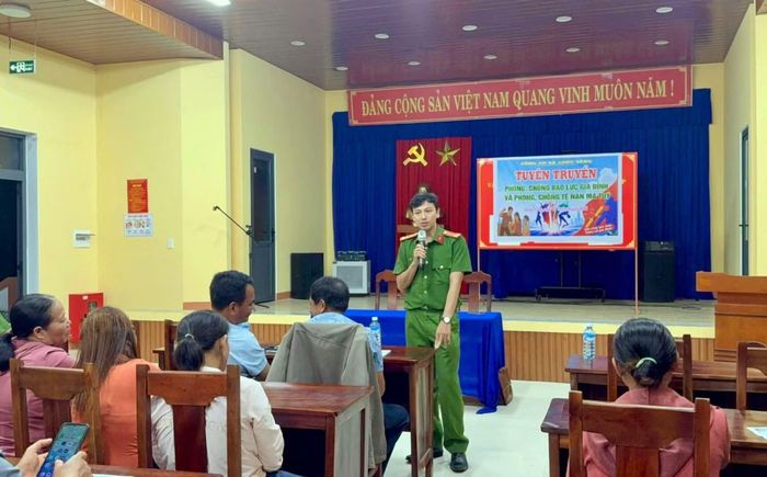 Cán bộ Công an xã Sông Vàng tuyên truyền về phòng, chống bạo lực gia đình và phòng, chống tệ nạn ma túy cho người dân thôn Đha Mi.