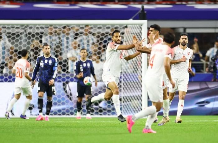 Jordan (áo trắng) đã làm tất cả nhưng những gì họ có chỉ là một bàn thắng vào lưới các nhà đương kim vô địch. Ảnh: Reuters.