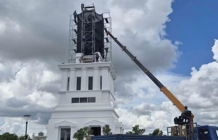 Công nhân tiến hành tháo dỡ bức tượng "Nữ thần khai phóng".