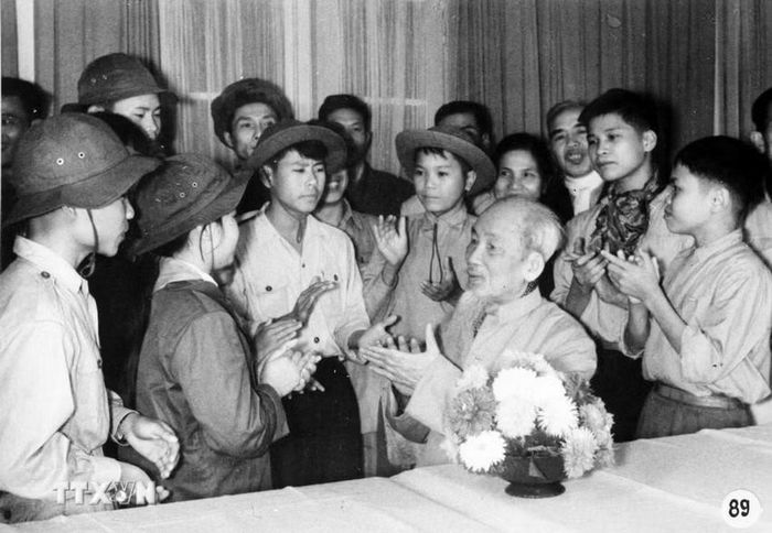 Chủ tịch Hồ Chí Minh với các cháu thiếu niên là dũng sỹ diệt Mỹ ở miền Nam ra thăm miền Bắc (tháng 3/1962). Ảnh: TTXVN
