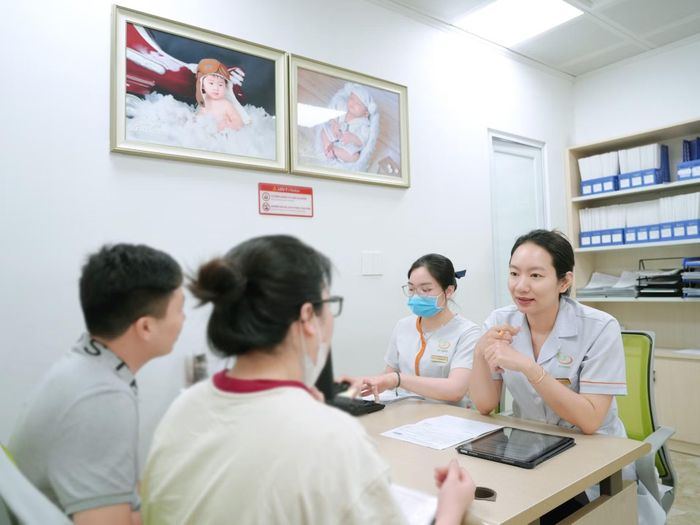 Bác sĩ tư vấn cho cặp vợ chồng xét nghiệm gen bệnh di truyền trước khi chuẩn bị có con.
